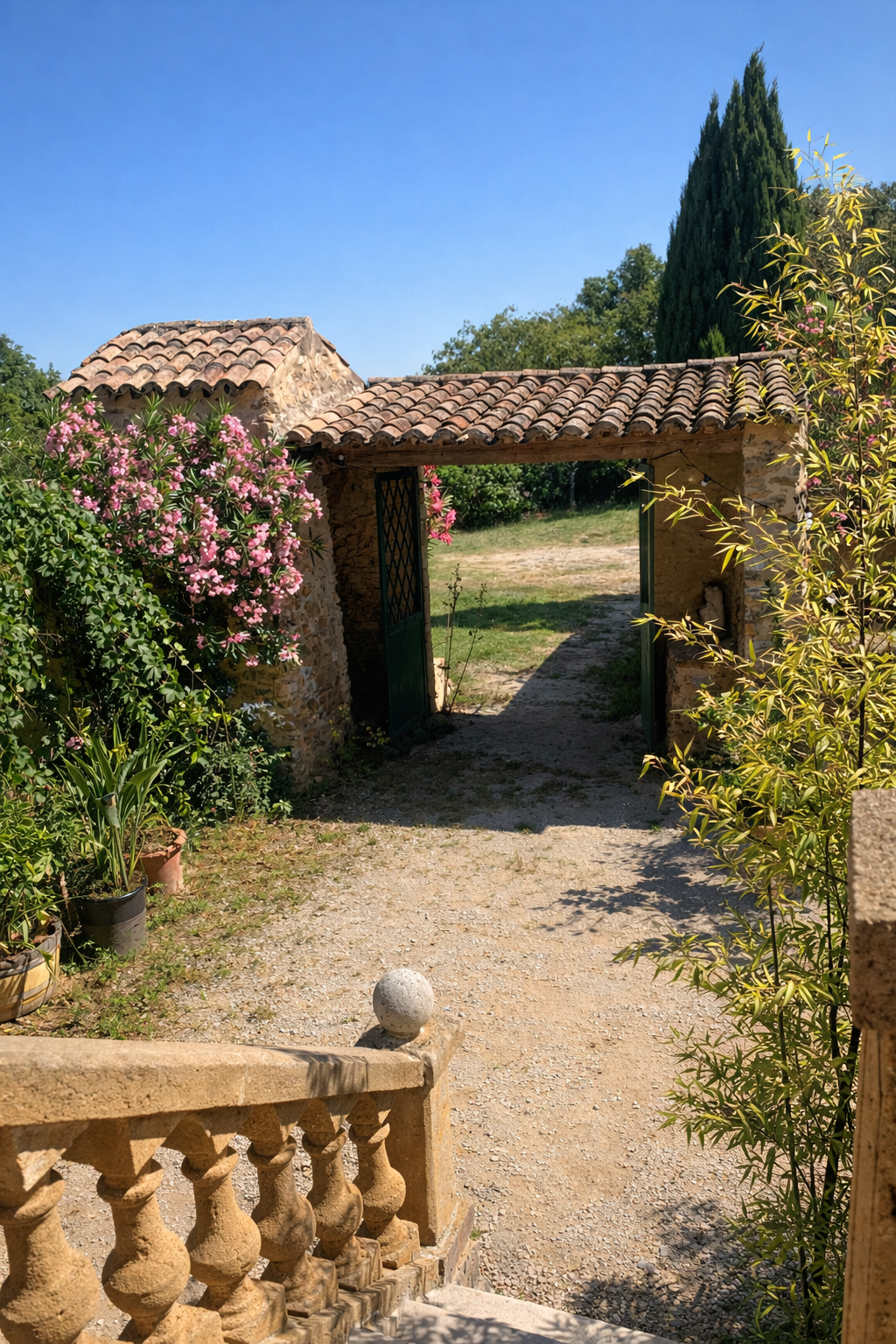 Porche en pierre du domaine